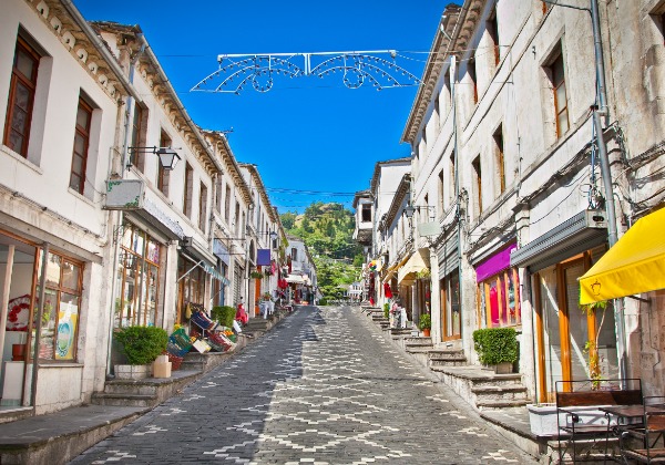 Rue principale de Gjirokastër - Tourisme équitable