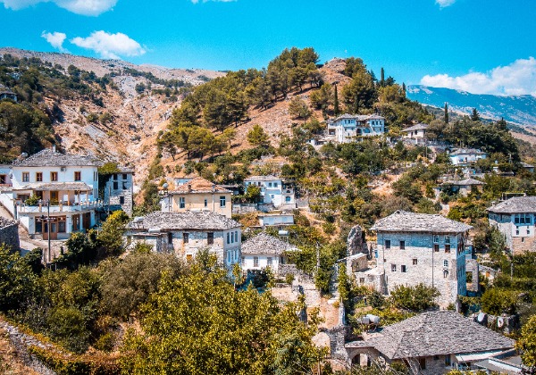 Vue sur Gjirokastër - Tourisme équitable et solidaire