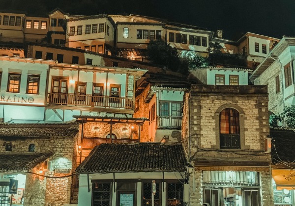 Maisons illuminées à Berat - TDS Voyage