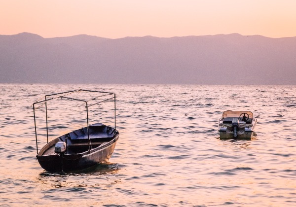 Bateaux de pêcheurs sur le lac d'Ohrid - TDS Voyage