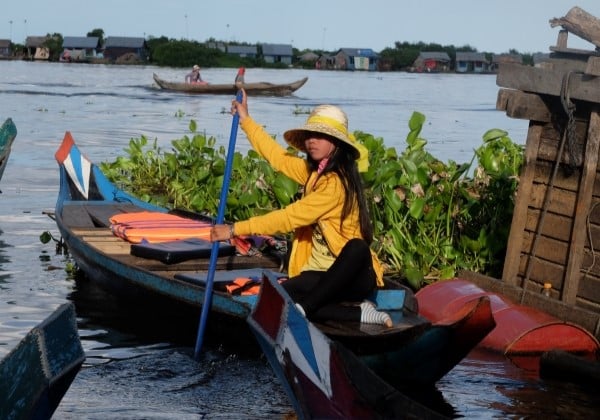 Jeune cambodgienne sur barque, lac Tonlé Sap - TDS Voyage