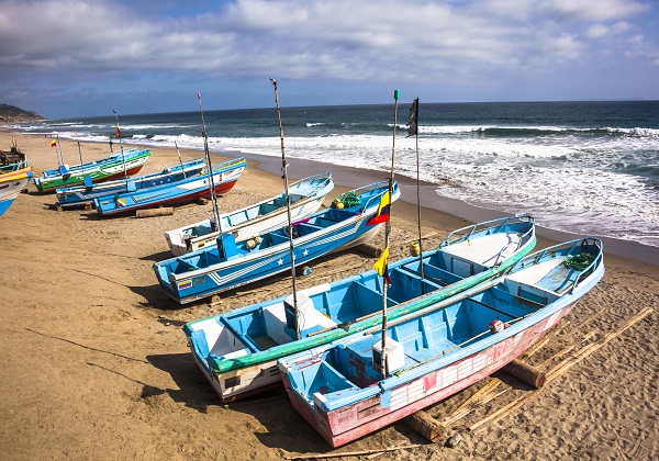 Bateaux de pêche sur la plage en Équateur
