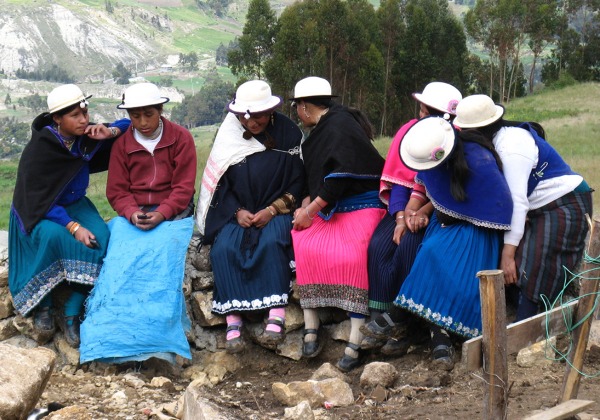 Femmes quechuas et leurs chapeaux blancs