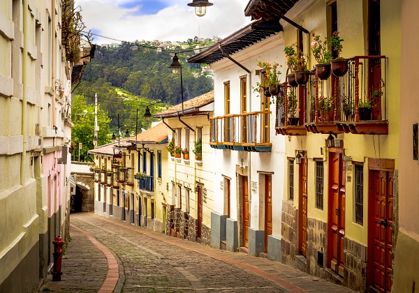 Vieux Quito rue pavée, maisons coloniales