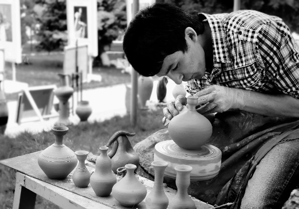 Façonnage des céramiques en atelier