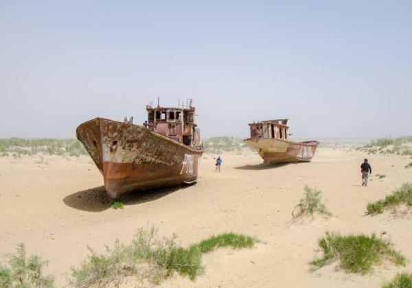Carcasses de bateaux mer d'Aral