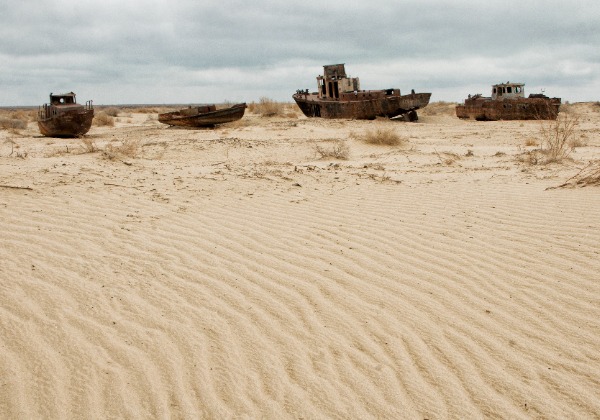 Bateaux reposant sur le sable de la mer d'Aral