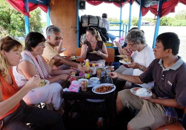 Repas sur un bateau - Rivière Stung Sen Cambodge - TDS Voyage