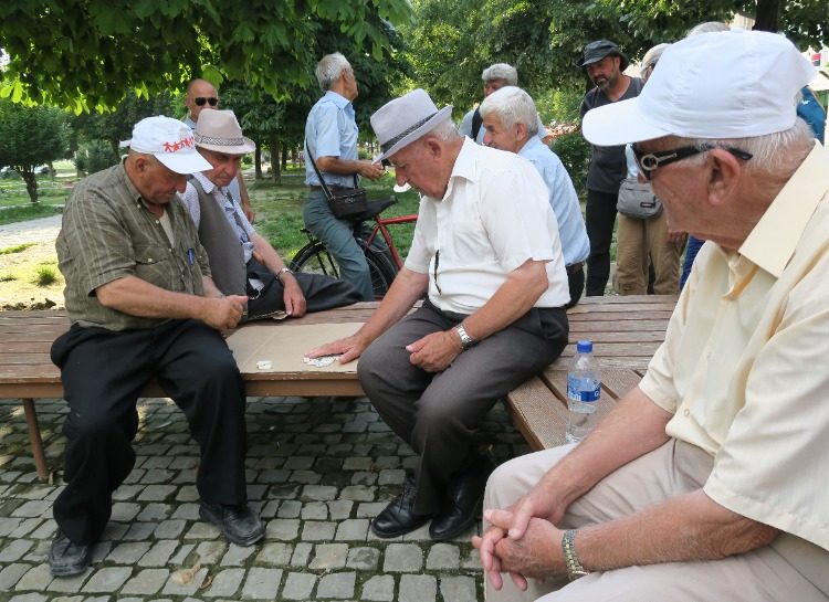 Partie de dominos en Albanie