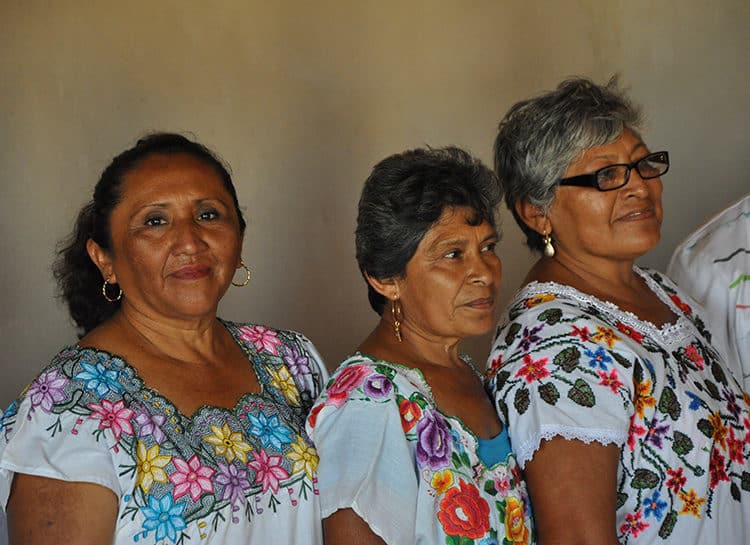 Femmes mayas portant le huipil, vêtement traditionnel - Mexique voyage solidaire