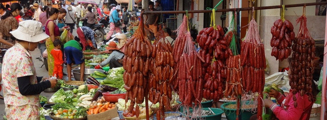 Marché animé au Cambodge, un véritable voyage sensoriel entre couleurs, odeurs et saveurs locales