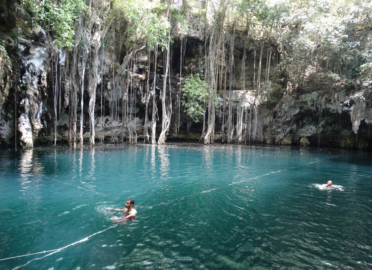 Baignade dans les cénotes au Mexique, voyage solidaire