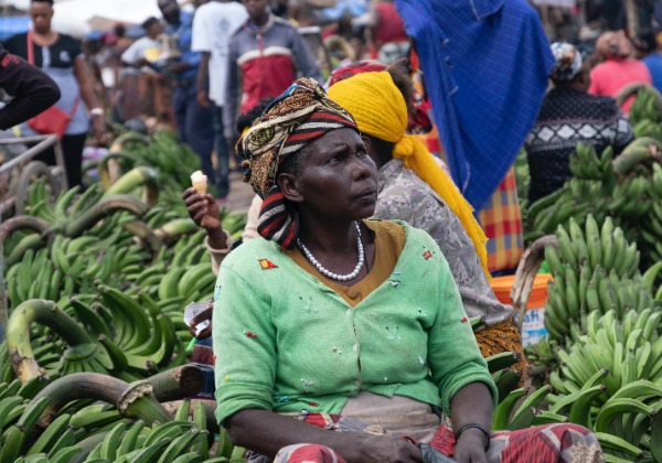 Femme tanzanienne - marché -  TDS Voyage 