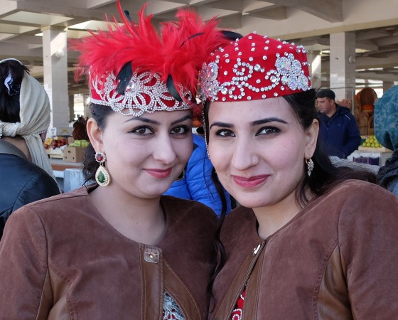 Femmes en tenue de fête