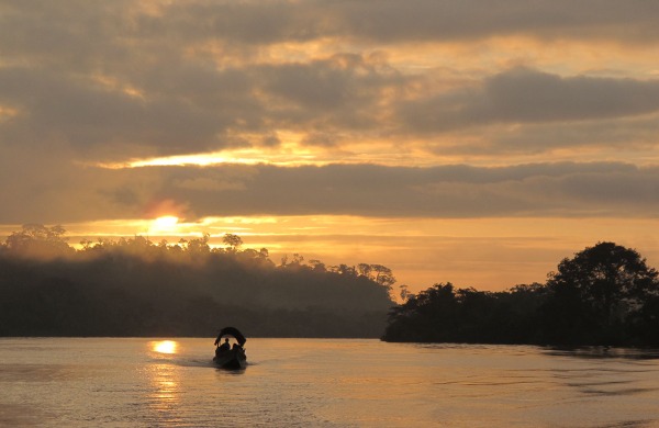 bateau au coucher du soleil 