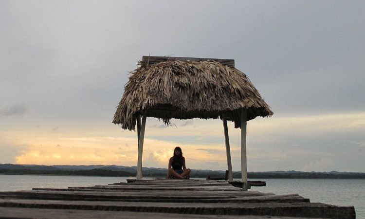 méditation au coucher du soleil