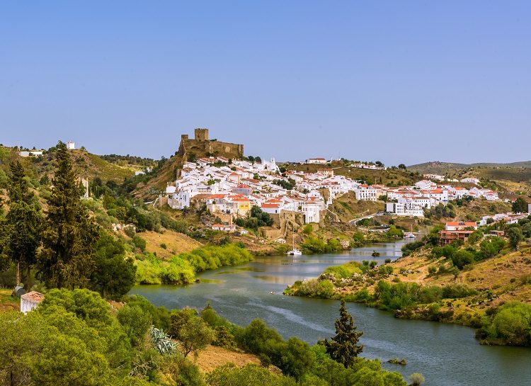 Ville de Mertola depuis le Guadiana