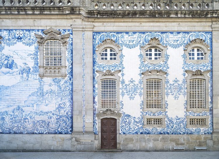 Façade en azulejos à Porto