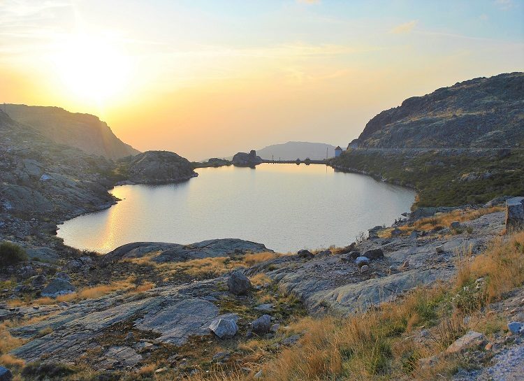 Lac au coucher du soleil dans la Serra da Estrela