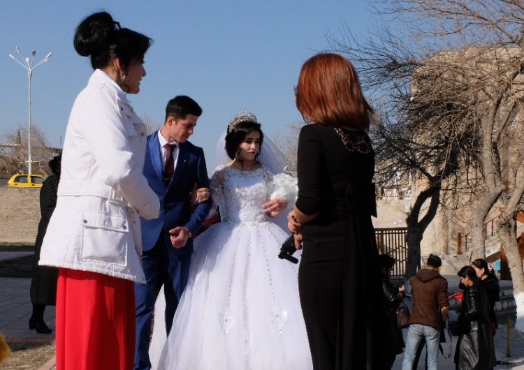Mariés dans la rue à Boukhara - TDS Voyage
