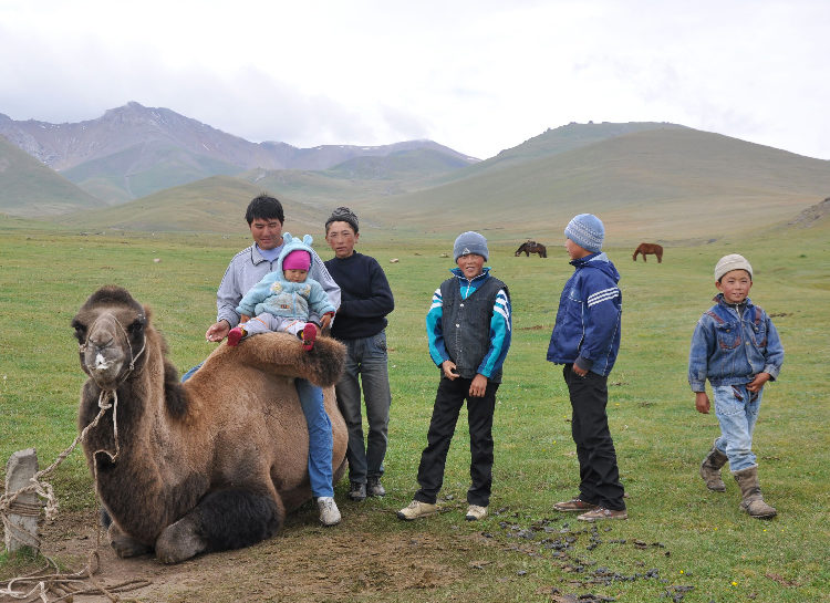 Kirghizstan, hautes prairies, chameau et enfants