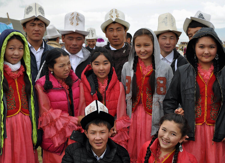 Habitants en costume traditionnel