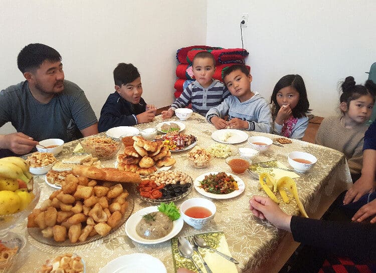 Repas kirghize avec la famille d'accueil