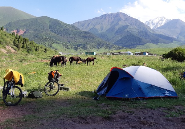 Tente et vélos au Kirghizistan - Tourisme équitable