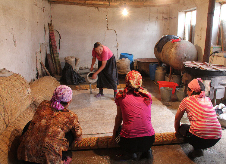 Fabrication du feutre entre femmes