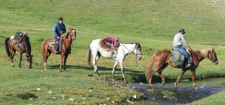 Randonnée à cheval au Kirghizistan - Tourisme équitable et solidaire