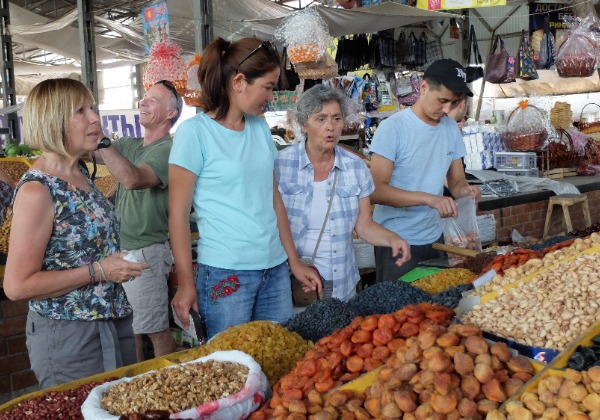Voyageurs au marché de Bichkek - TDS Voyage