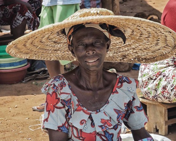 Femme togolaise au marché - TDS Voyage