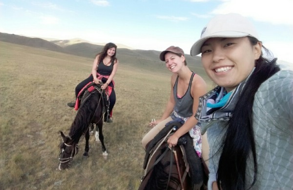 Gulzada et ses amies à cheval - TDS Voyage