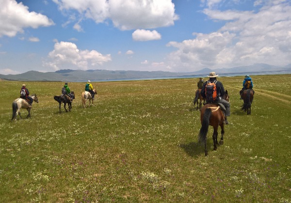 Voyageurs randonnant à cheval en Kirghizie - TDS Voyage