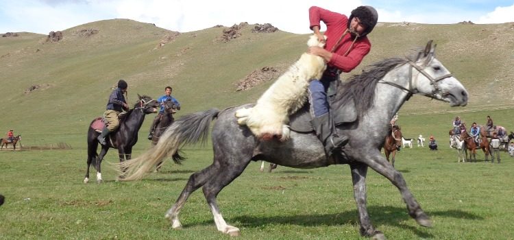 Jeu du bouzkachi ou Kok Boru au Kirghizistan - TDS Voyage