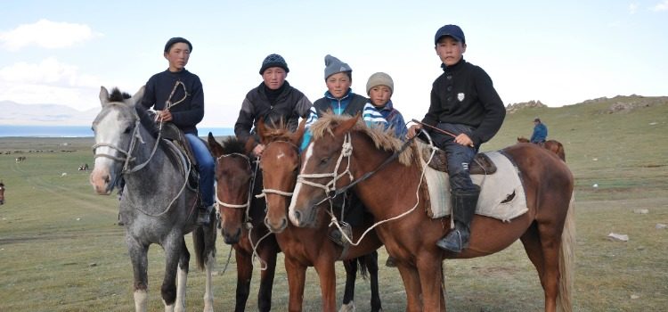 Enfants kirghizes sur leurs chevaux - Tourisme équitable