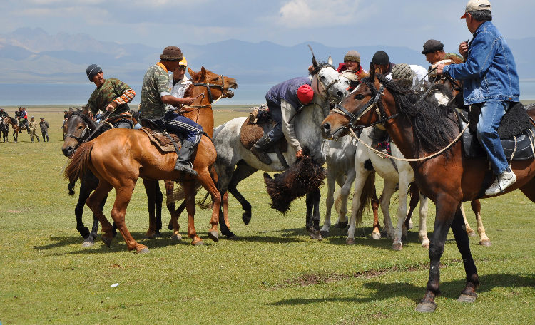 Groupe de cavaliers kirghizes - Tourisme équitable et solidaire