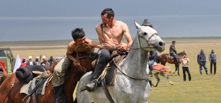 Lutte traditionnelle à cheval au Kirghizistan - Tourisme solidaire