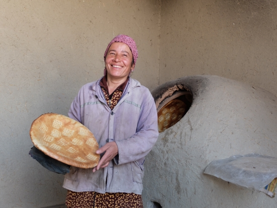 Sohiba et son pain traditionnel ouzbèk