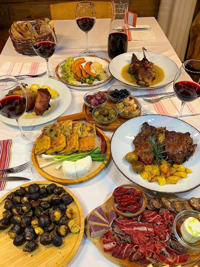 Une table avec des plats traditionnels en Albanie