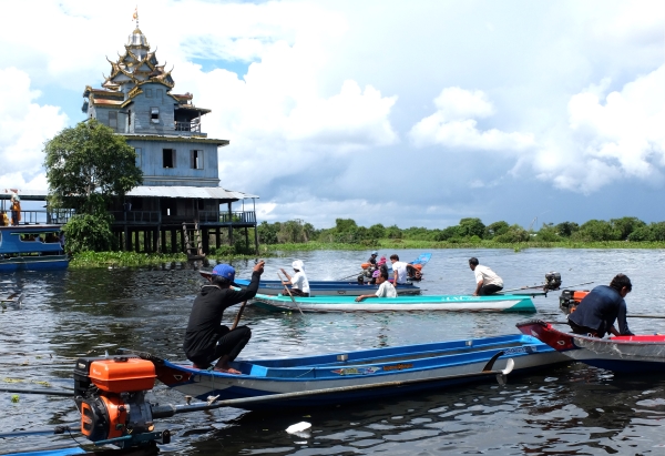 Pirogues sur le lac Tonlé Sap au Cambodge