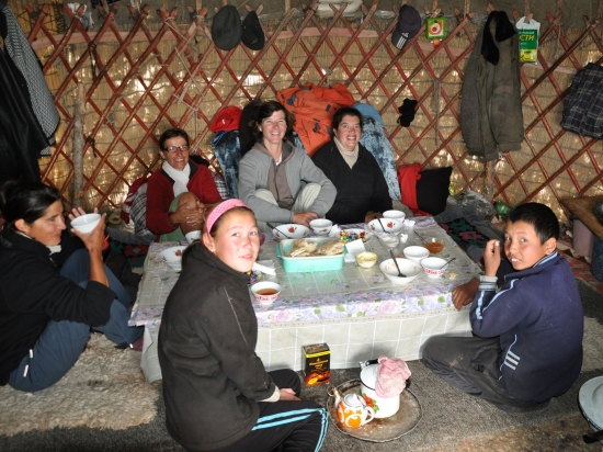 Déjeuner à l'intérieur d'une yourte kirghize