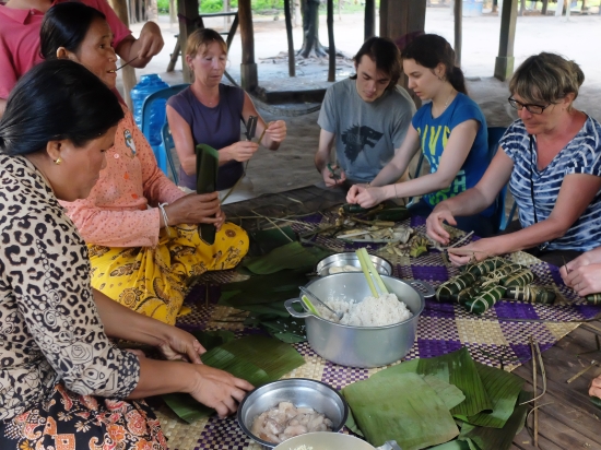 Préparation de l'amok, plat traditionnel cambodgien