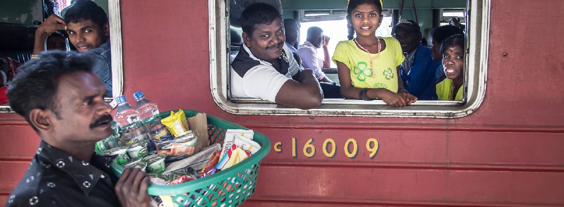 Passagers à bord du train - Voyage solidaire Sri Lanka