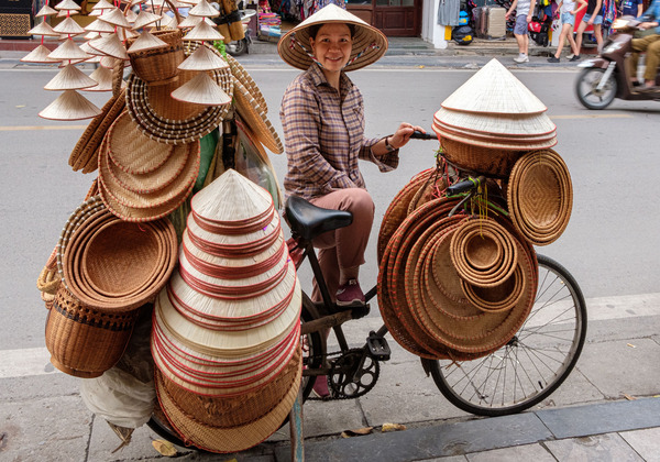 Vendeuse de chapeaux vietnamiens
