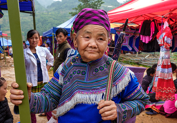 Femme au marché ethnique