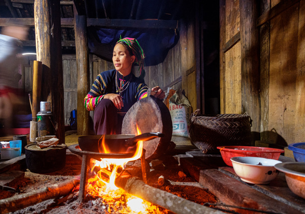 Femme vietnamienne préparant à manger