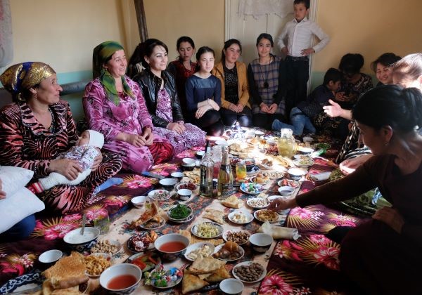 Voyage solidaire en Ouzbékistan - Partage du repas d'une fête familiale ouzbèke