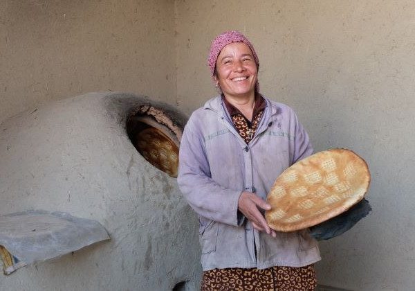 Voyage solidaire en Ouzbékistan - Sohiba cuisant des "nons", pains traditionnels