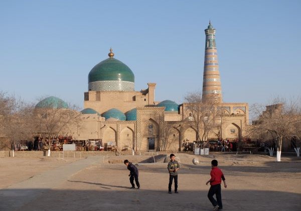 Voyage solidaire en Ouzbékistan - Enfants devant la vieille ville de Khiva